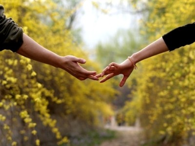 伤感爱情说说:你身边好拥挤,挤得我没法靠近你