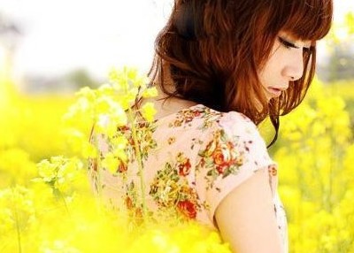 QQ伤感说说控:我爱的很小心,却还是伤了心